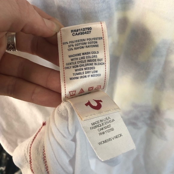 𝅺true Religion White World Tour ‘56 Deep V Neck Skull Tee - Picture 7 of 7